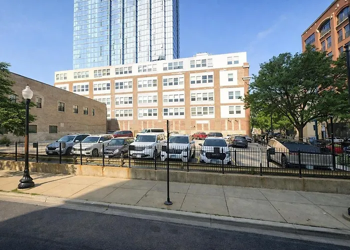 Luxury 2br With Optional Parking And Gym Access Near Mccormick Place And Soldier Field *